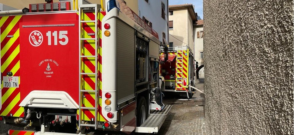 Oltre 30 vigili del fuoco per spegnere l'incendio divampato all'ex palazzo vescovile della valle dei Laghi